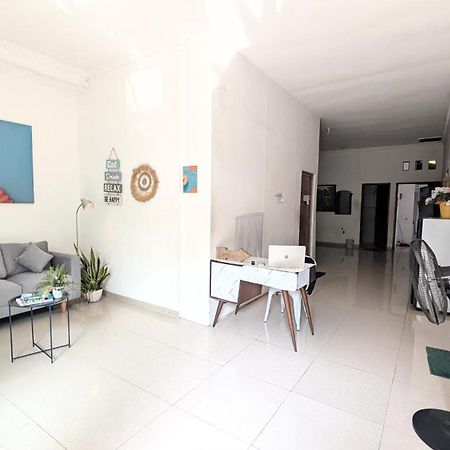 Homey Guesthouse Kertajaya Сурабая Екстериор снимка