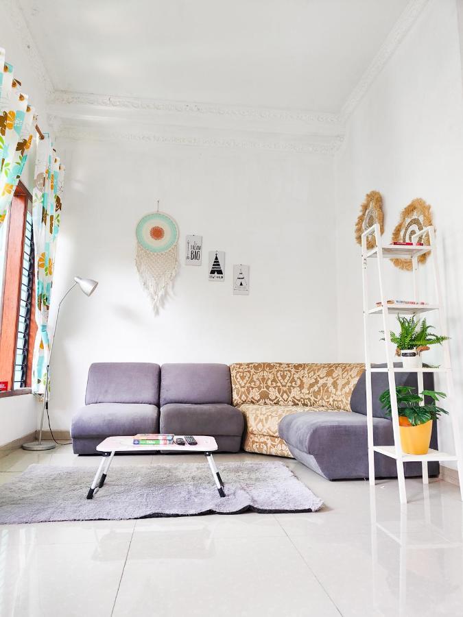 Homey Guesthouse Kertajaya Сурабая Екстериор снимка