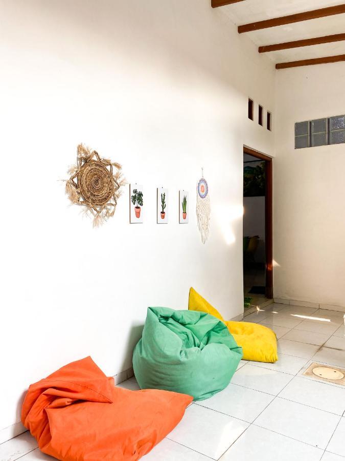 Homey Guesthouse Kertajaya Сурабая Екстериор снимка