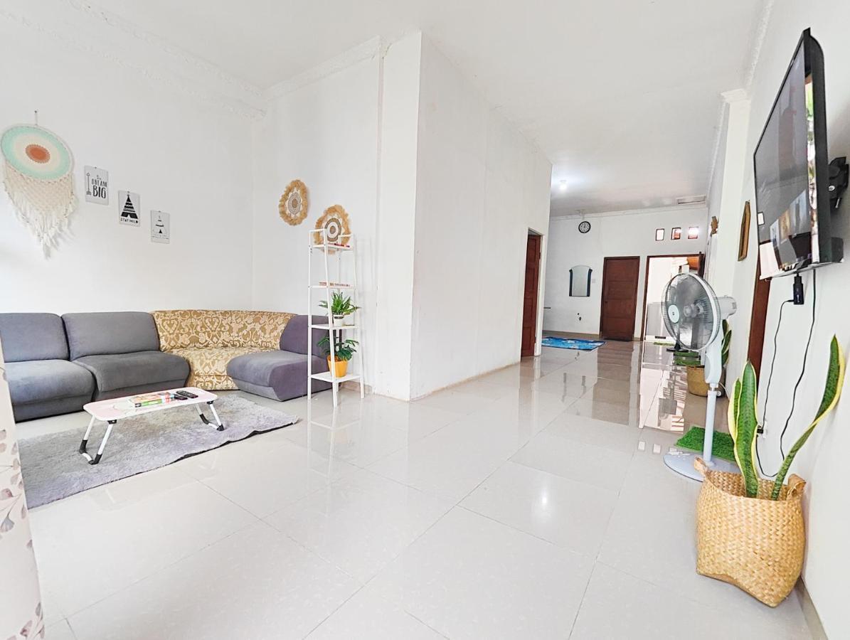 Homey Guesthouse Kertajaya Сурабая Екстериор снимка