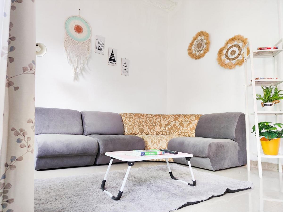 Homey Guesthouse Kertajaya Сурабая Екстериор снимка