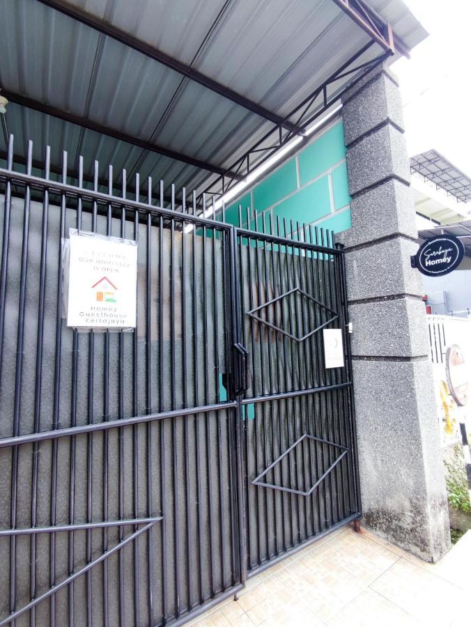Homey Guesthouse Kertajaya Сурабая Екстериор снимка