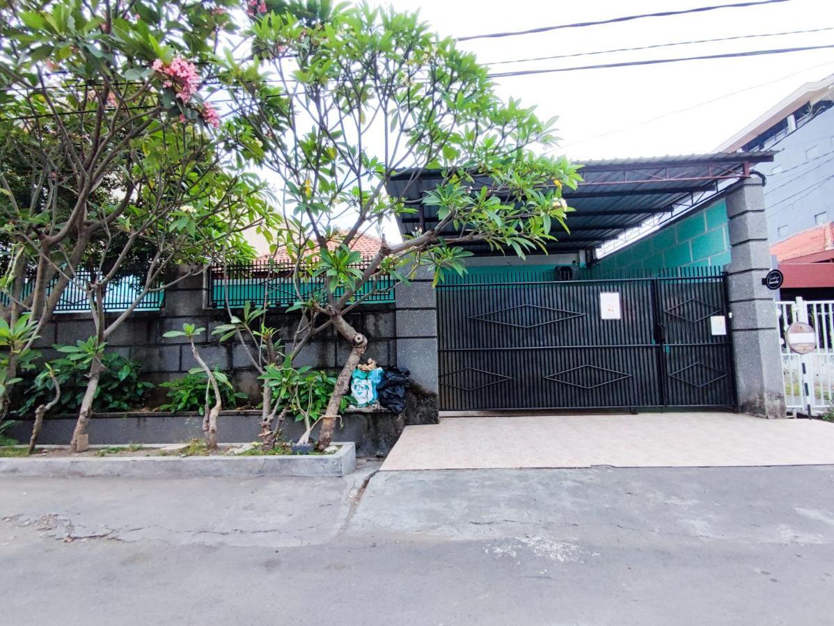 Homey Guesthouse Kertajaya Сурабая Екстериор снимка