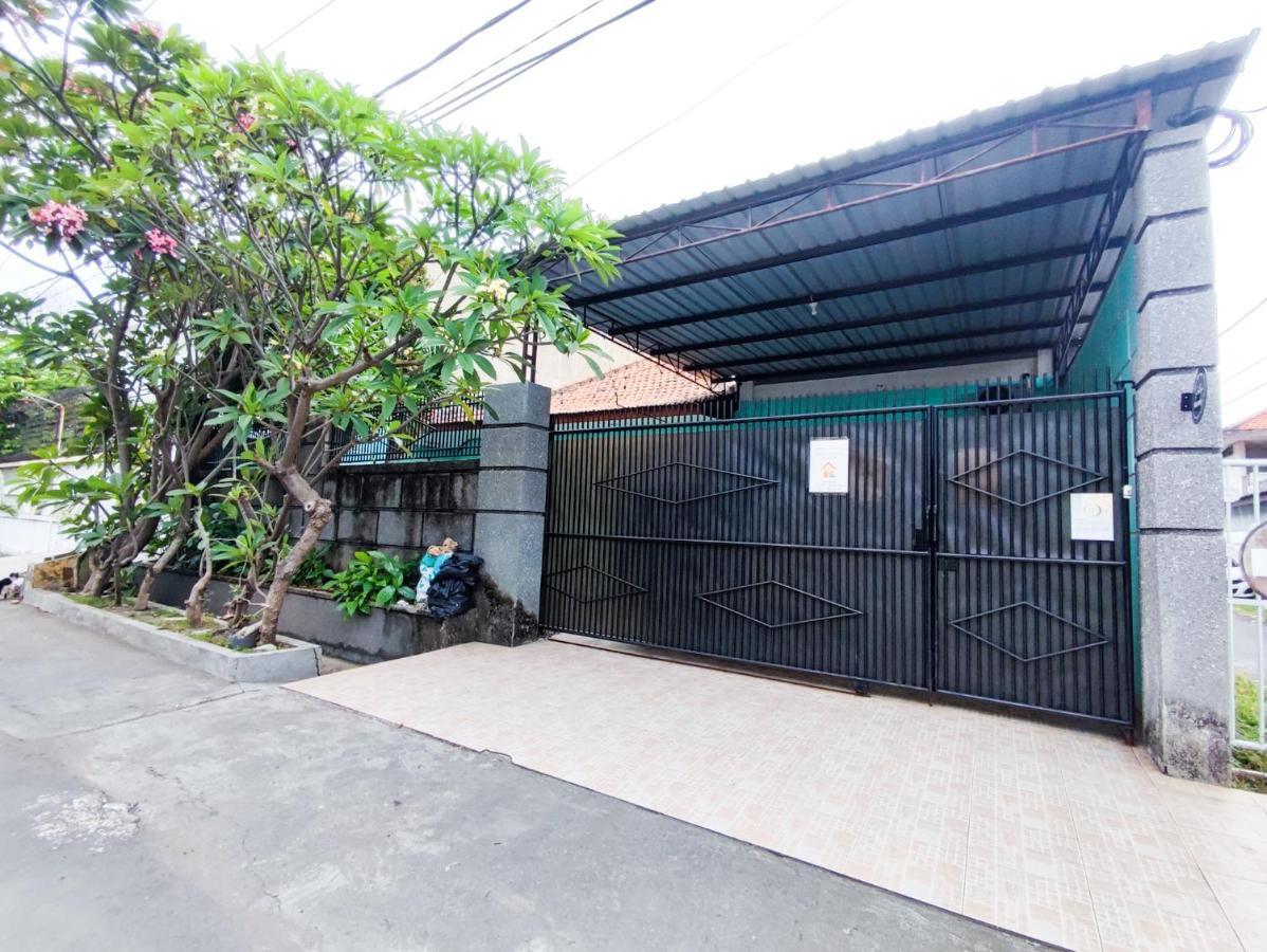 Homey Guesthouse Kertajaya Сурабая Екстериор снимка
